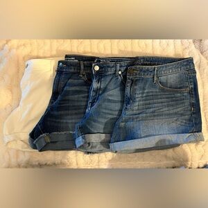EUC-Mossimo Women’s Denim Shorts
Mid-Rise Midi’s
Color: 3 denim, 1 white
